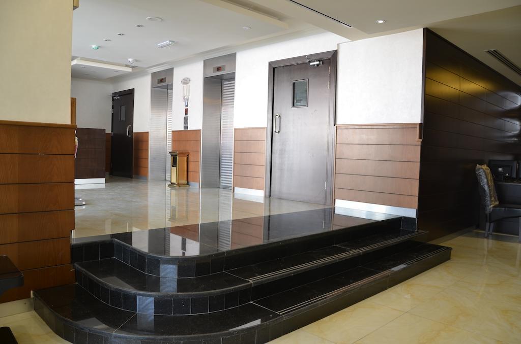 Reef Hotel Aparts Ajman Exteriör bild