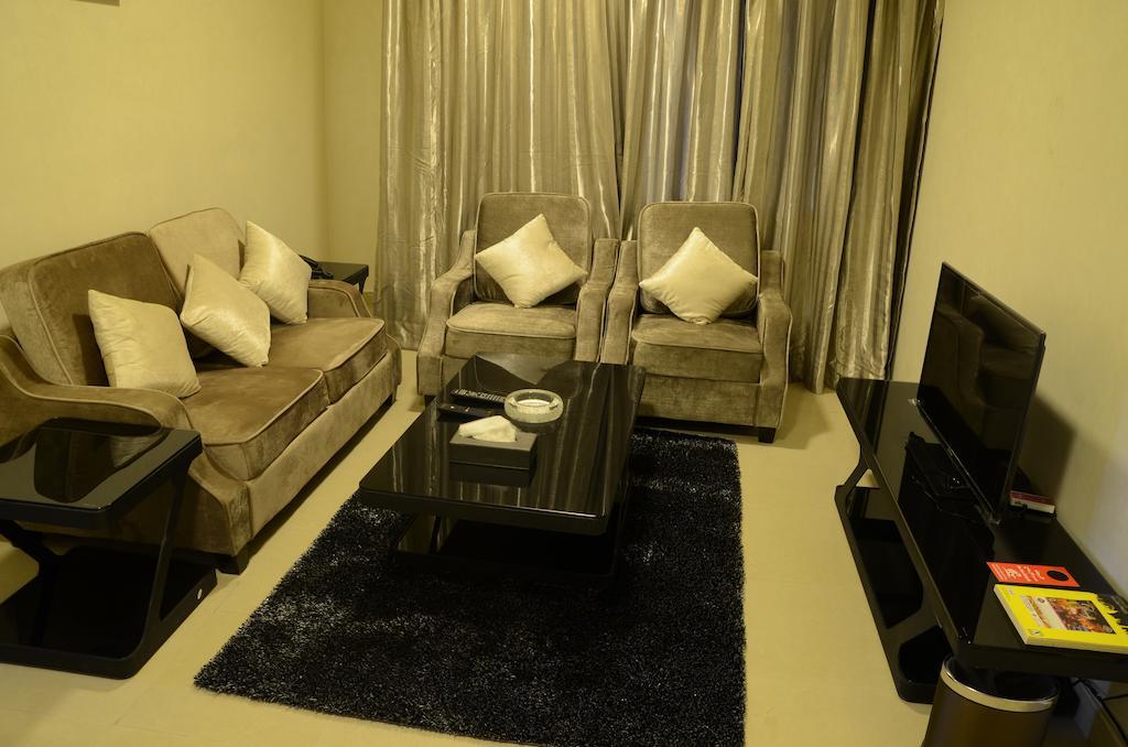 Reef Hotel Aparts Ajman Exteriör bild