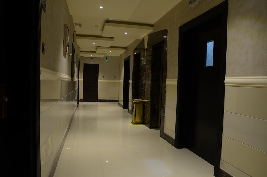 Reef Hotel Aparts Ajman Exteriör bild
